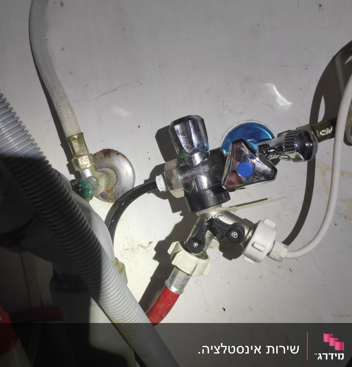 צינורות ומחברים מתכתיים במערכת אינסטלציה